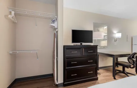 Studio Suite - 1 Queen Bed